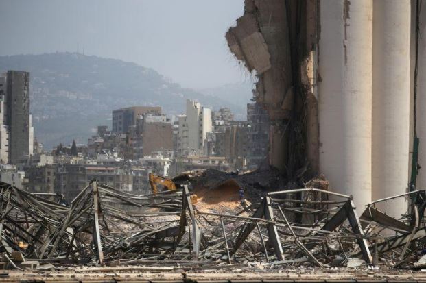 جانب من موقع الانفجار في مرفأ بيروت. تصوير: هانا ماكاي - رويترز.